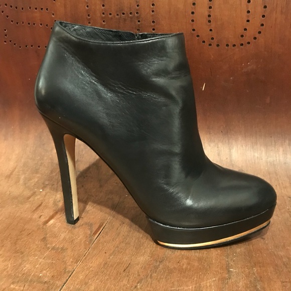 Vince Camuto Shoes - VINCE CAMUTO DIRA Black Leather Booties size 8